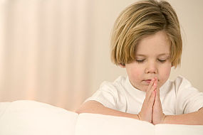 Child praying in faith to God